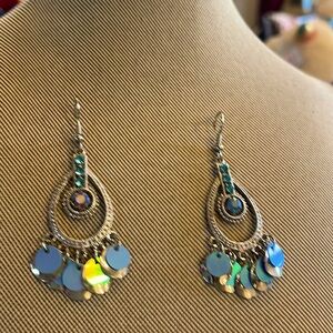 💎💎💎STUNNING DANGLES! Blue luminess crystals w silver and blue tiny disc